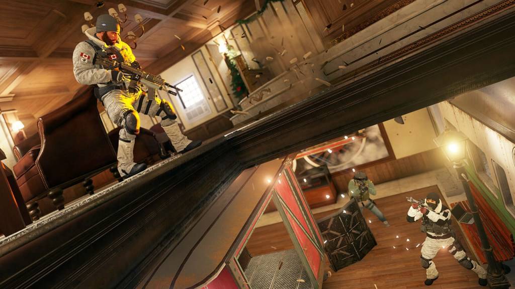 Rainbow Six Siege, avec deux soldats tirant vers le haut à un autre.